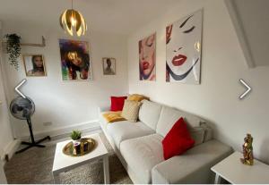 Flamingo Short Lets Greenleys