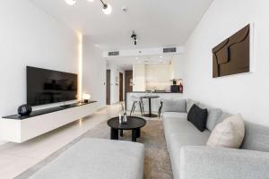 StayShort - 1 Bed Apartment in Meydan Sleeps 2 with Balcony
