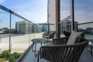 StayShort - 1 Bed Apartment in Meydan Sleeps 2 with Balcony