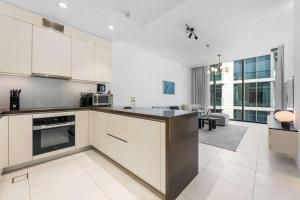 StayShort - 1 Bed Apartment in Meydan Sleeps 2 with Balcony