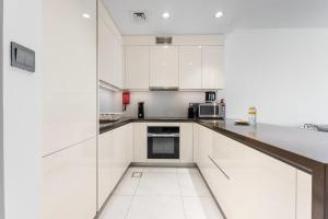 StayShort - 1 Bed Apartment in Meydan Sleeps 2 with Balcony
