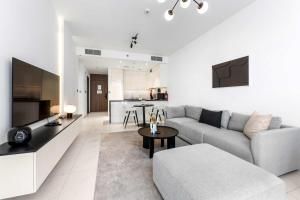 StayShort - 1 Bed Apartment in Meydan Sleeps 2 with Balcony