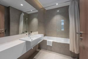 StayShort - 1 Bed Apartment in Meydan Sleeps 2 with Balcony