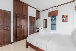 V267 Newly Renovated 2BR with Pool Near Beaches