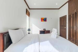 V267 Newly Renovated 2BR with Pool Near Beaches