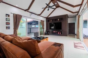 V267 Newly Renovated 2BR with Pool Near Beaches