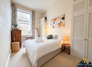 Exclusive 2 Bedroom Flat in Holland Park!