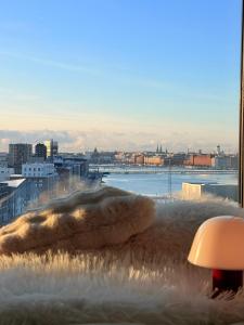 Scandinavian Minimalist Seaside Flat on Top Metro with downtown view