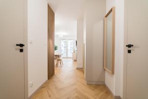 Posnania Deluxe Apartment by BookingHost