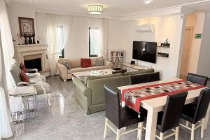 Villa-Sleeps 9-Parking-Pool-Bbq-Hot tub-Pets