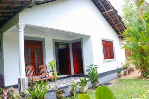 Mountain Breeze Inn Midigama