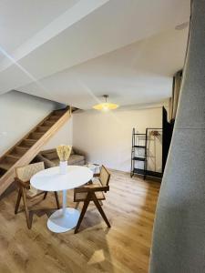 Suite Muraille by Collection Aura - 4p - Hypercentre Charleville-Mézières à deux pas de la Place Ducale