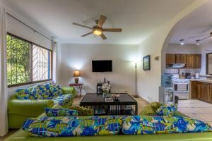 Sunset Villa, comfortable house steps from the beach