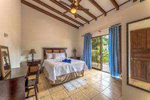 Sunset Villa, comfortable house steps from the beach