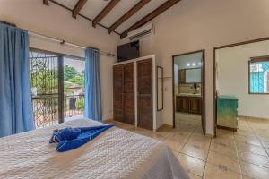 Sunset Villa, comfortable house steps from the beach