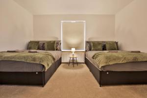 Littlebrooke House, Bolton, Free Parking, by NMB Property