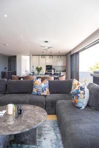 Modern Camps Bay Villa w Pool & Ocean View 5-star