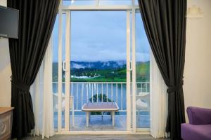 King Castle Lake Front By Laksam