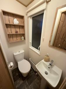 Oak Village 83 - Grange Leisure Park - hot tub, pet friendly, central heating - Meadow Lakes Caravan & Lodge Hire