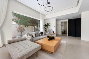 A FREE HOUSEKEEPING VISIT FOR EVERY STAY BETWEEN THE 16TH FEB AND THE 16TH MAR - StayShort - Stylish Arabian Ranches Villa for 9 Near Golf with Private Pool!