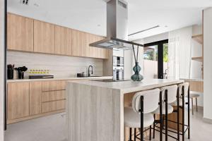 A FREE HOUSEKEEPING VISIT FOR EVERY STAY BETWEEN THE 16TH FEB AND THE 16TH MAR - StayShort - Stylish Arabian Ranches Villa for 9 Near Golf with Private Pool!