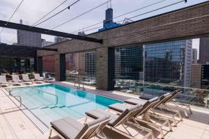 W Loop 1BR w Deck Pool Gym 3 blocks to L CHI-645