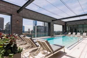 W Loop 1BR w Deck Pool Gym 3 blocks to L CHI-645