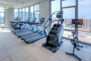 W Loop 1BR w Deck Pool Gym 3 blocks to L CHI-645