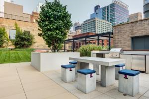 W Loop 1BR w Deck Pool Gym 3 blocks to L CHI-645