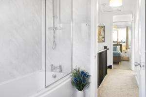 4 Bedroom Elegant House Near Peterborough City Center with Free Parking - Angus Suites by Contractor Lettings