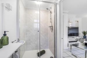 4 Bedroom Elegant House Near Peterborough City Center with Free Parking - Angus Suites by Contractor Lettings