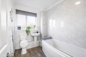 4 Bedroom Elegant House Near Peterborough City Center with Free Parking - Angus Suites by Contractor Lettings