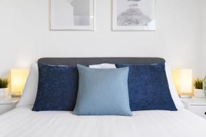 4 Bedroom Elegant House Near Peterborough City Center with Free Parking - Angus Suites by Contractor Lettings