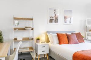 4 Bedroom Elegant House Near Peterborough City Center with Free Parking - Angus Suites by Contractor Lettings