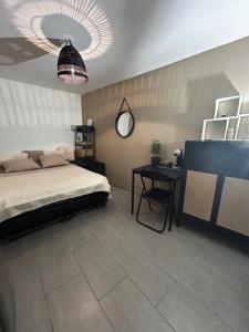 Chambre individuelle avec coin repas et entrée privative dans Villa avec Piscine WC & SDB communs