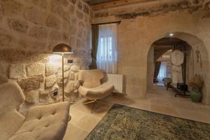 Sun Point Cave House