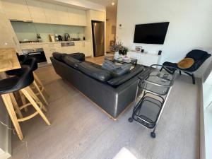 Beautiful light filled modern apartment in Kew