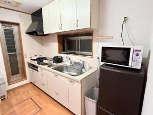 AiES新小岩 新小岩站走8分 繁华商店街旁 最大12人 直达机场秋叶原新宿 旅馆内带免费停车场庭院露台 邻公园