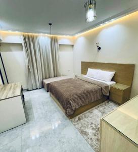 Modern Cozy 2BR Retreat Near Nile Corniche