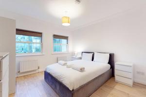 Stunning Central London 4-Bed Home Steps from Gym, Iconic Pool and Spa