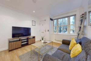 Stunning Central London 4-Bed Home Steps from Gym, Iconic Pool and Spa