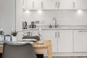 Modern 2 Bed Apt in Edgbaston with City Views & Parking