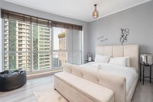 Free housekeeping visits during your stay - StayShort - Modern 2BR with City Views in Dubai Marina