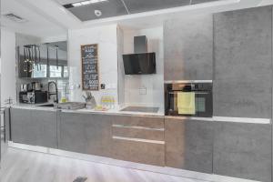 Free housekeeping visits during your stay - StayShort - Modern 2BR with City Views in Dubai Marina