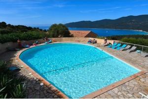 Grand F2 clim wifi lave linge vue mer résidence piscine mer à pied