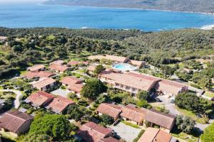 Appartement climatisé dans une résidence avec piscine mer à pied
