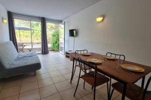 Appartement climatisé dans une résidence avec piscine mer à pied