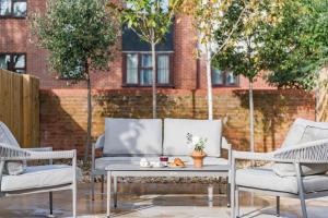 Penshurst House by Keepers Cottages