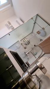 Elephant-In-A-Room w Glass Bath