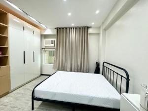 Condo 1 Min Walk to Venice Mall & 15 mins drive to BGC